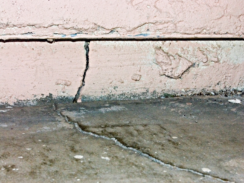 causes foundation cracks